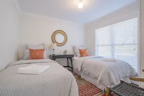 Elysium Cottage - A Cosy Retreat with Water Views - Image 5