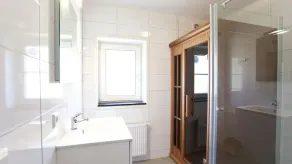 Bungalow with 4 bedrooms, a terrace and sauna - Image 2
