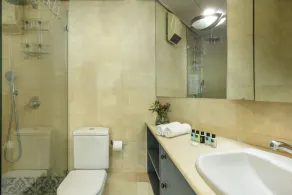 Awesome 2BR apt Balcony & pool access - Image 3