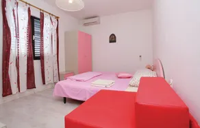 Dragan's Den - Double Room with Private Bathroom - Image 4