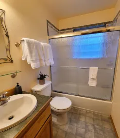 Skyline cottage, private hot tub, wifi sleeps 4! - Image 3