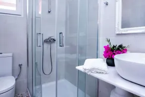 Villa a due piani con quattro camere da letto, ottima posizione, vasca idromassaggio all'aperto, piscina e giardino! - Image 3
