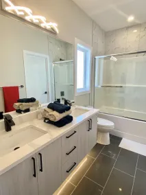 HUGE 1700+ sqft LUXURY Home DT Parking + Fast Wifi - Image 5