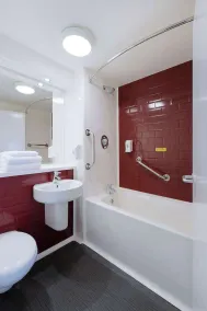 Travelodge London Ealing - Image 4