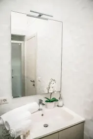3-Bedroom Central Apartment with terrace near the sea - Image 4