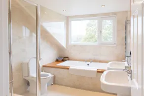 Grand 5BR Home in Market Harborough with Parking - Image 4