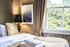 Luxury Country House and landscaped gardens overlooking mountains with parking - Image 3