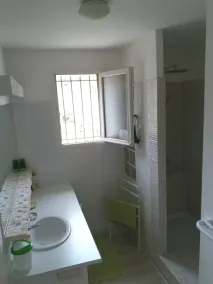 DANS UNE GRANDE VILLA  avec piscine et jardin privé, très grand appartement - Image 2