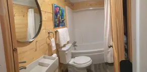 “Bo” renovated farmhouse, 7 min to Mem. ❤️1 pet free 2nd pet considered for fee - Image 3