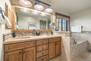 Cozy Cabin Mtn Views Proximity to Everything w Jackson Hole Property Management - Image 2