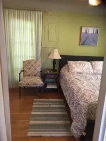 Charmerende 1 BR sommerhus i hvid laks med udsigt over bjergene - Image 4