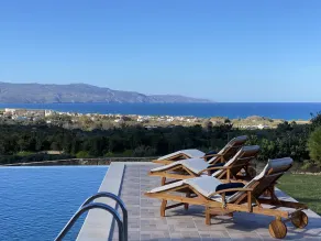 Panoramic luxury with heated infinity pool, sun deck, gym, bbq patio and garden - Image 4