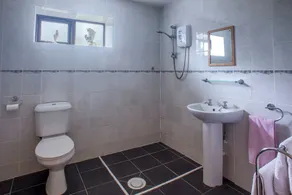 Disabled and family friendly bungalow on working farm in East Sussex countryside - Image 3