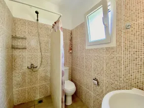 Apartamento con terraza, jardín y piscina - Image 2