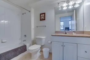 Beautiful 2 Bedroom Fully Furnished Apartment on Harborfront - Image 5