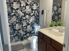 Five ⭐️ Clean!  King ensuite next to Crossroads Park. - Image 5