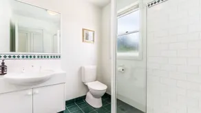 Centrally located with river views - Image 4