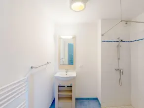 Kun en kort gåtur til stranden | Modest Duplex + fælles adgang til indendørs pool - Image 2