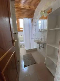 Appartement de vacances avec aire de jeux pour enfants, bac à sable et pataugeoire. - Image 4