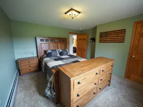 5-bedroom cabin on large private lot in East Burke near KINGDOM TRAILS - Image 3