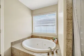 Stunning NEW 4 bed 3 bath home, Spacious and clean - Image 5