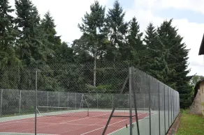 Rummelig charmerende ejendom, veludstyret, med stor park og tennis - Image 2