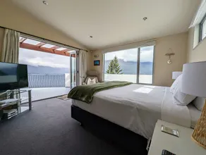 BELVEDERE-(meaning in Italian PANORAMIC VIEWS) 3 BEDROOM HOUSE IN QUEENSTOWN - Image 5