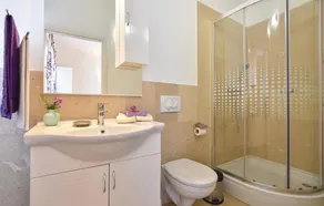 Three-Bedroom Holiday Home In Pucisca - Image 4