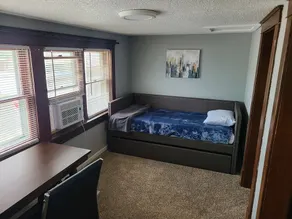 Cozy upstairs bungalow - Image 5