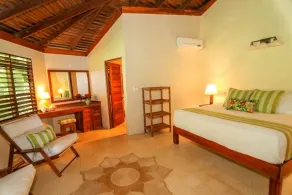 Stunnning & Private Seafront Villa - Image 5
