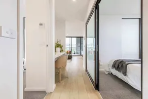 Riverside top-floor apartment with Yarra views - Image 4