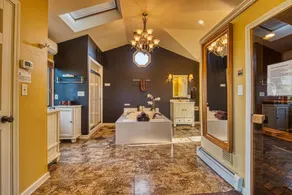 Spa-quality amenities, dog friendly, close to trails, IN Dunes Nat’l Park - Image 4
