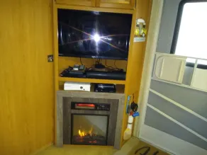 Dette er en meget rummelig RV, der sidder under 2 store træer - Image 2