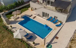 Stunning Home in Vrsi With 5 Bedrooms, Wifi and Outdoor Swimming Pool - Image 3