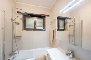 Queen Lake View Apartment with Terrace - Happy Rentals - Image 2
