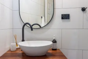 Quiet Centrally located apartment only 10 mins from Airport! - Image 3