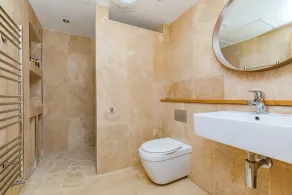 Poundgate Park Holiday House 8 Bedroom in 2 adjoining properties ,1h from London - Image 5