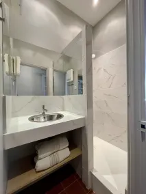 Renoverad stående villa med pool och fristående loft i Aix - Image 3