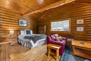 MUST SEE! 4.5 acre, 5 cabins, sleeps up to 20! - Image 5