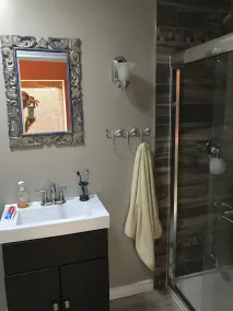 Cozy Renovated 4 Bedroom Waterfront Cottage with Hottub and Firepit - Image 3