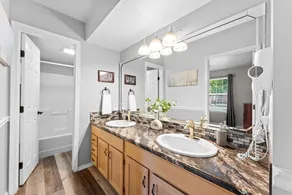 Tucked Away 1bd with King bed Close to it all! - Image 2