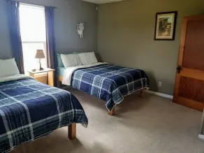 Large cozy hunting lodge rental - Image 4