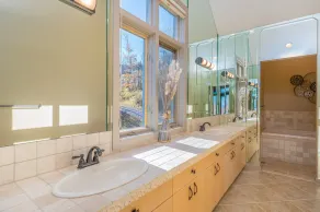 Valhalla | Vues incroyables sur les lacs, jacuzzi, sauna, salle de jeux ! - Image 3