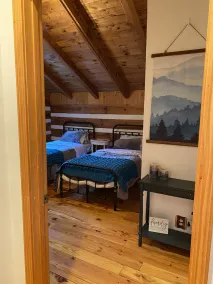 Getaway Log Cabin Mtn View 4 bedroom + Treehouse Fishing Pond - Image 5