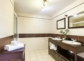 Renovated Stone House with Garden in the Heart of the Saint-Émilion Vineyards - Image 2