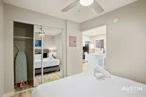 Easy Access to UT Campus! Shared Pool + Parking - Image 5