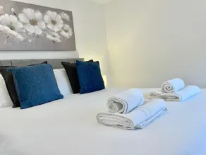 Modern and Stylish 2 Bedroom Apartment FREE PARKING - Image 5