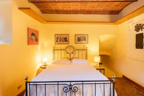 Spectacular apartment in historic mansion from the 1400s - Image 4