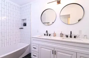 Immaculate 3BDR Bungalow - 5-Min Walk to Beach - Image 2