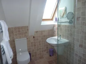 Charming Cotswold Stone Cottage with 3 Large En-Suite Bedrooms and Pretty Garden - Image 2